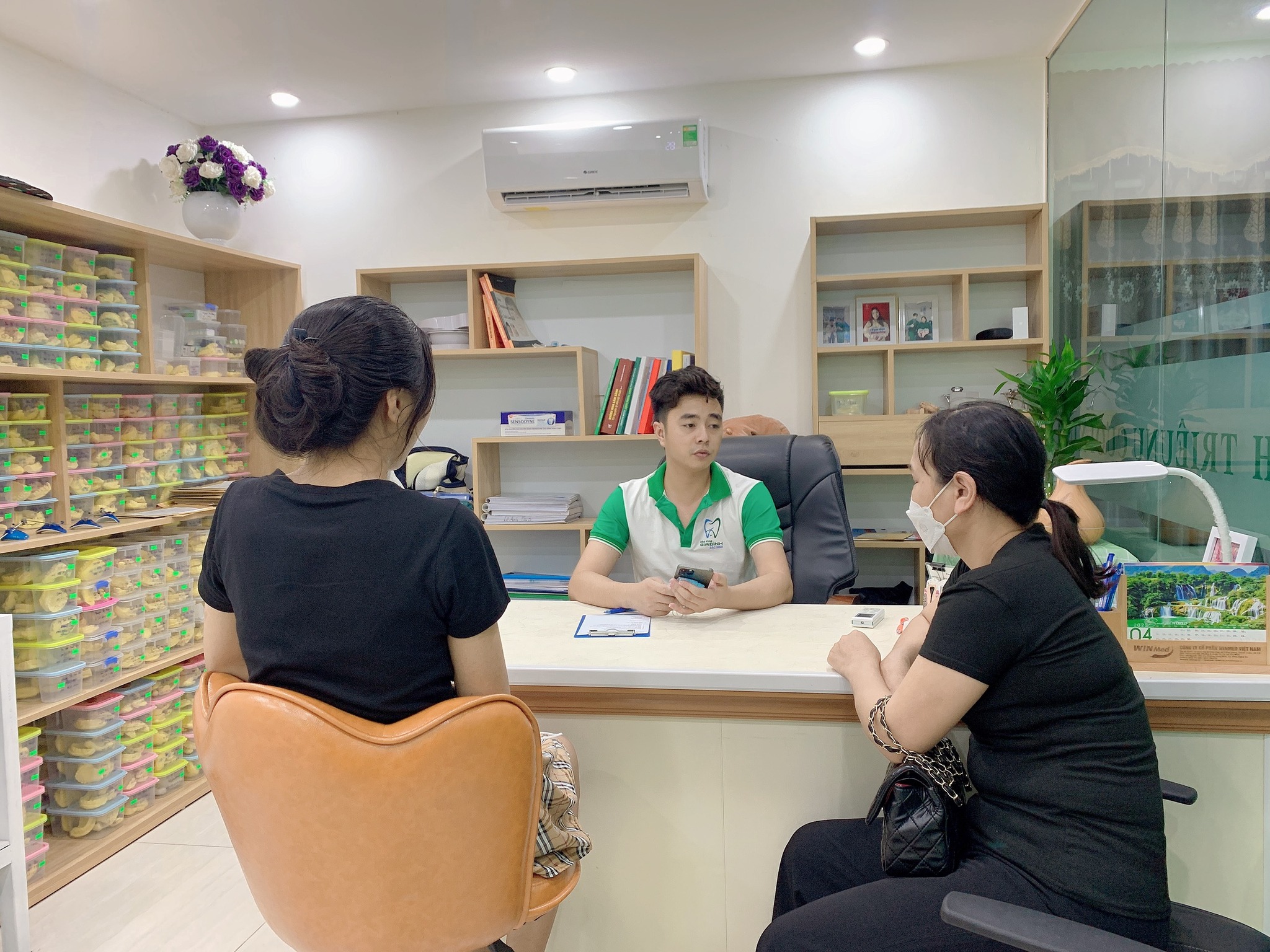 nha khoa gia dinh bac ninh tu van khach hang dieu tri rang