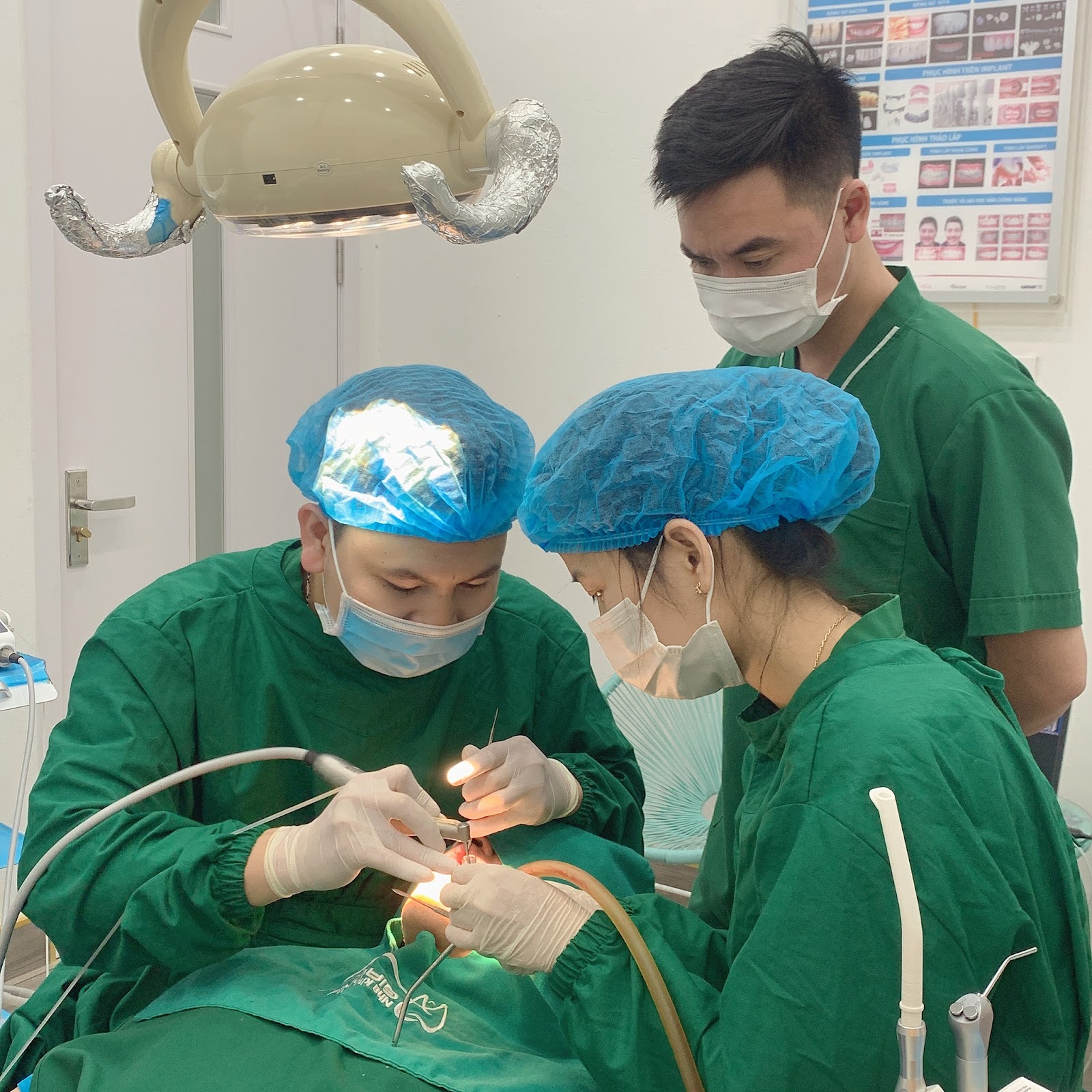 Giá trồng răng implant tại Bắc Ninh bao nhiêu? Nên làm ở đâu? 2 Các bác sĩ tại Nha Khoa Gia Đình đều là những bác sĩ giỏi, nhiều năm kinh nghiệm