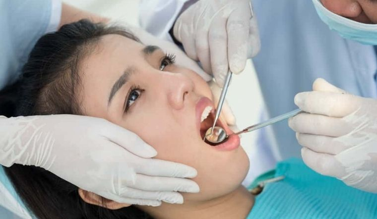 Nhổ răng khôn ăn hải sản được không? Nhổ răng khôn ăn gì? 1 Nhổ răng khôn ăn hải sản được không là thắc mắc của nhiều người.