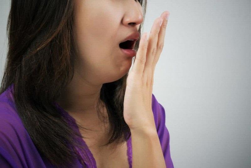 Răng khôn mọc lệch có nên nhổ? Biến chứng do răng khôn mọc lệch 3 Hơi thở có mùi