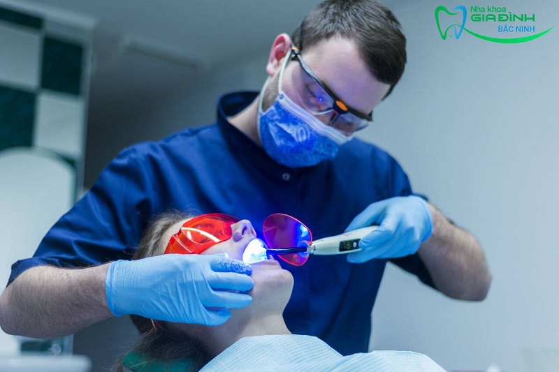 Tìm hiểu quy trình tẩy trắng răng nha khoa chuẩn nhất 3 Thời gian bác sĩ chiếu đèn vào hàm răng sẽ dao động từ 15 đến 20 phút
